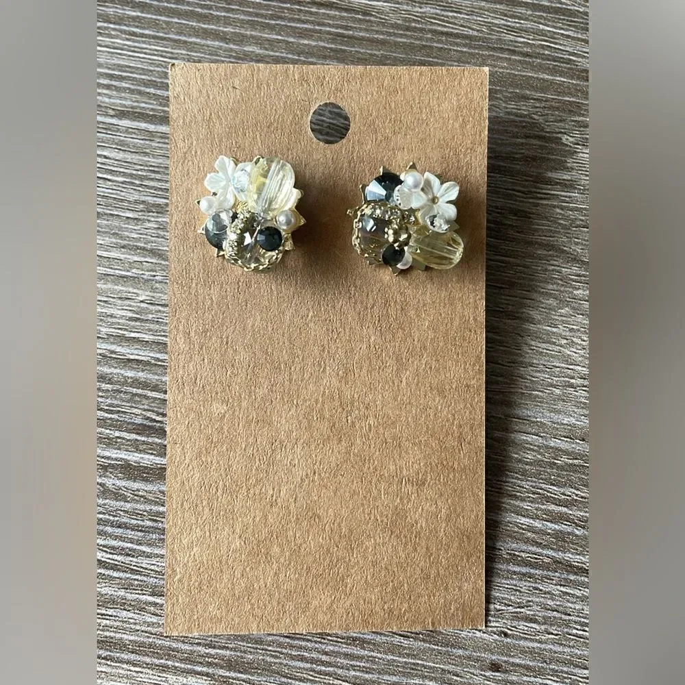 Minimalist stud earrings A108